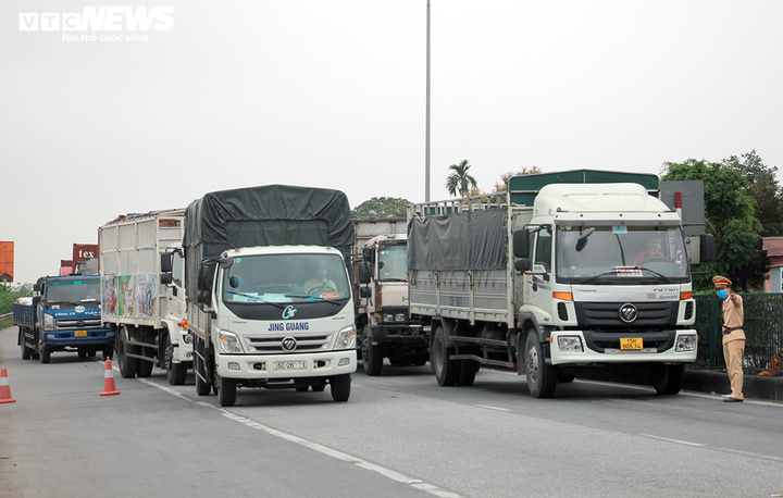 Ảnh: Xe chở hàng từ Hải Dương nườm nượp vào Hải Phòng - 6