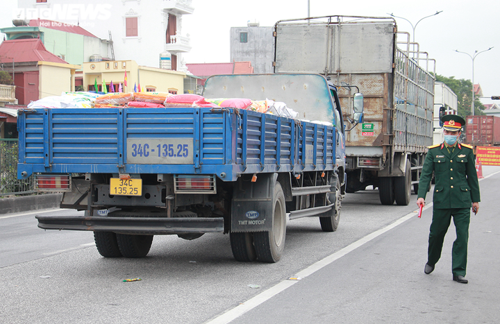 Ảnh: Xe chở hàng từ Hải Dương nườm nượp vào Hải Phòng - 7