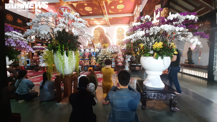 Tết Nguyên tiêu ở TP.HCM: Chùa đông nghịt khách, chùa lác đác vài người - 4