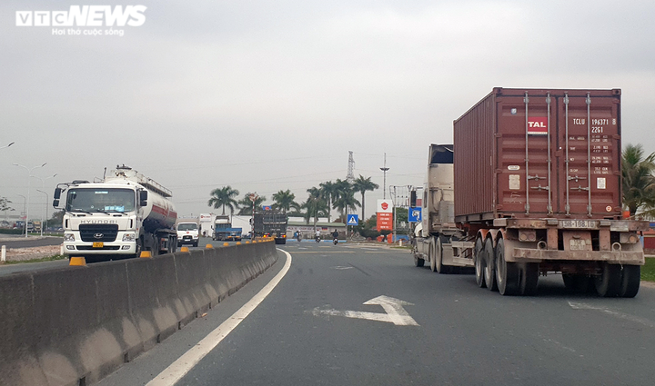 Ảnh: Xe chở hàng từ Hải Dương nườm nượp vào Hải Phòng - 11