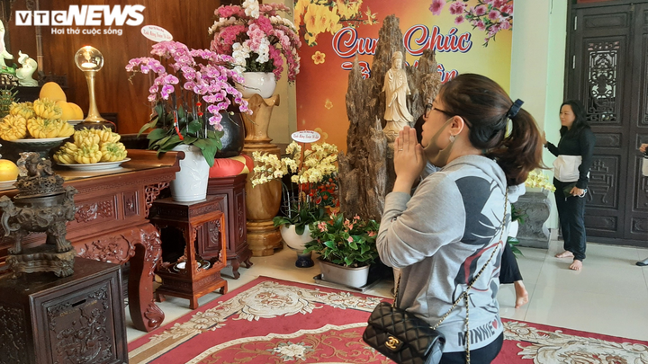 Tết Nguyên tiêu ở TP.HCM: Chùa đông nghịt khách, chùa lác đác vài người - 8