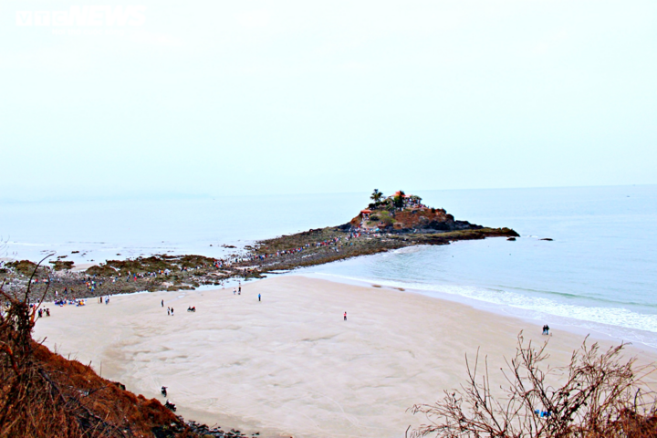 Ảnh: Người dân kéo nhau đi lễ rằm tháng Giêng ở ngôi miếu 'bí ẩn' giữa biển - 1