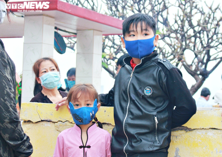 Ảnh: Người dân kéo nhau đi lễ rằm tháng Giêng ở ngôi miếu 'bí ẩn' giữa biển - 8