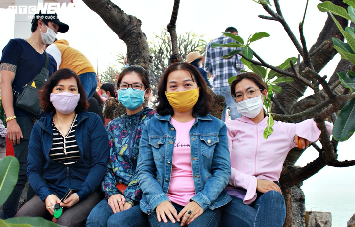 Ảnh: Người dân kéo nhau đi lễ rằm tháng Giêng ở ngôi miếu 'bí ẩn' giữa biển - 11