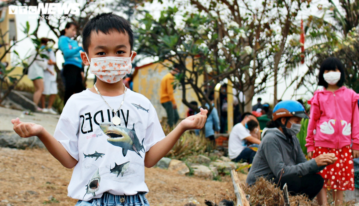 Ảnh: Người dân kéo nhau đi lễ rằm tháng Giêng ở ngôi miếu 'bí ẩn' giữa biển - 9