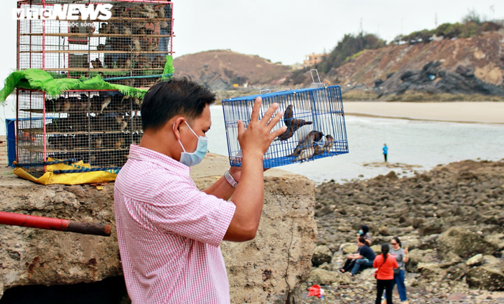 Ảnh: Người dân kéo nhau đi lễ rằm tháng Giêng ở ngôi miếu 'bí ẩn' giữa biển - 12