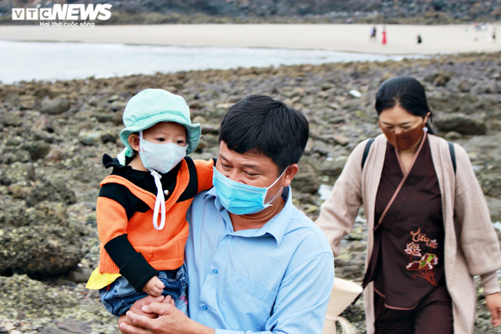 Ảnh: Người dân kéo nhau đi lễ rằm tháng Giêng ở ngôi miếu 'bí ẩn' giữa biển - 6