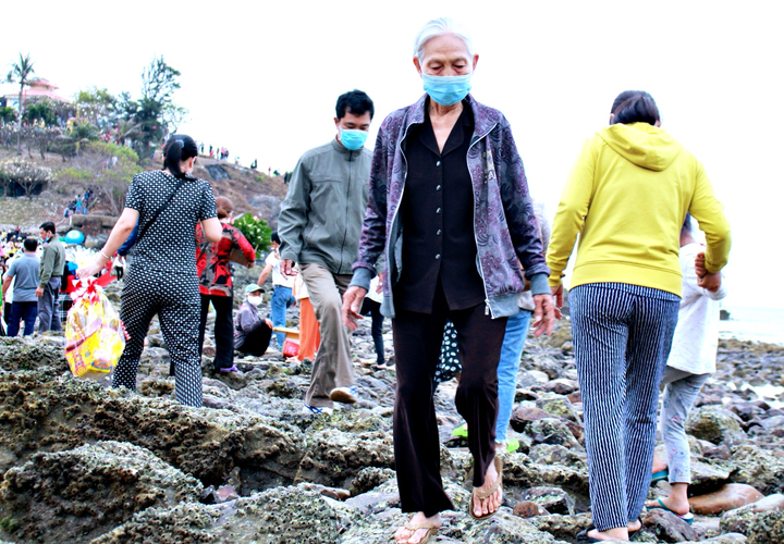 Ảnh: Người dân kéo nhau đi lễ rằm tháng Giêng ở ngôi miếu 'bí ẩn' giữa biển - 3