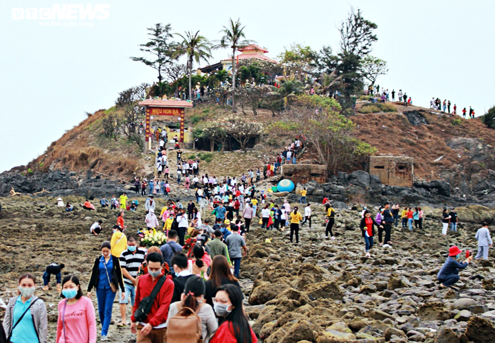 Ảnh: Người dân kéo nhau đi lễ rằm tháng Giêng ở ngôi miếu 'bí ẩn' giữa biển - 2