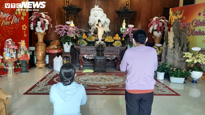 Tết Nguyên tiêu ở TP.HCM: Chùa đông nghịt khách, chùa lác đác vài người - 7