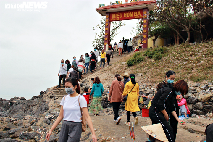Ảnh: Người dân kéo nhau đi lễ rằm tháng Giêng ở ngôi miếu 'bí ẩn' giữa biển - 13