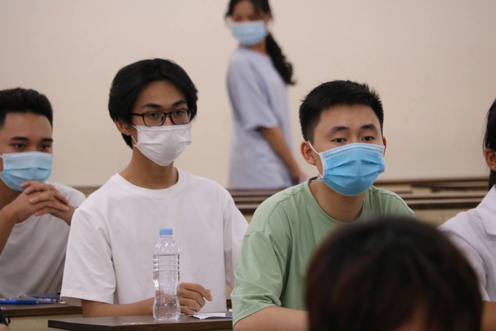 Học sinh bắt buộc đeo khẩu trang, ngồi giãn cách khi trở lại trường học - 1