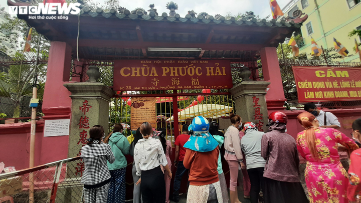 Tết Nguyên tiêu ở TP.HCM: Chùa đông nghịt khách, chùa lác đác vài người - 10