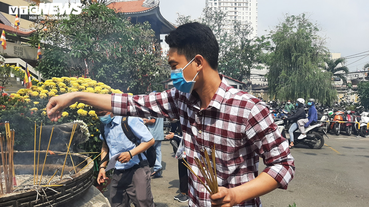 Tết Nguyên tiêu ở TP.HCM: Chùa đông nghịt khách, chùa lác đác vài người - 3