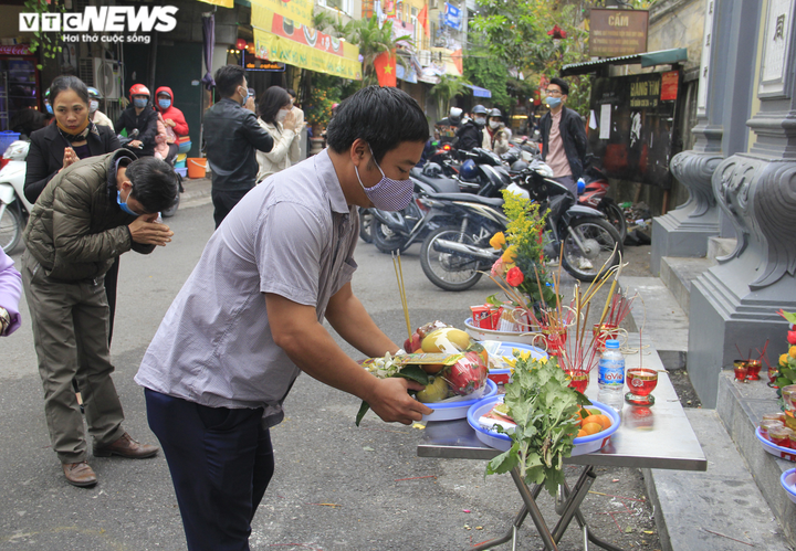 Lắp barie chặn dòng người đổ xô đi lễ Phủ Tây Hồ ngày rằm tháng Giêng - 3