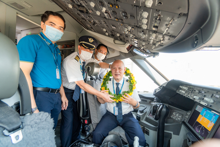 Người phi công dành trọn cuộc đời cống hiến cho những chuyến bay - 2