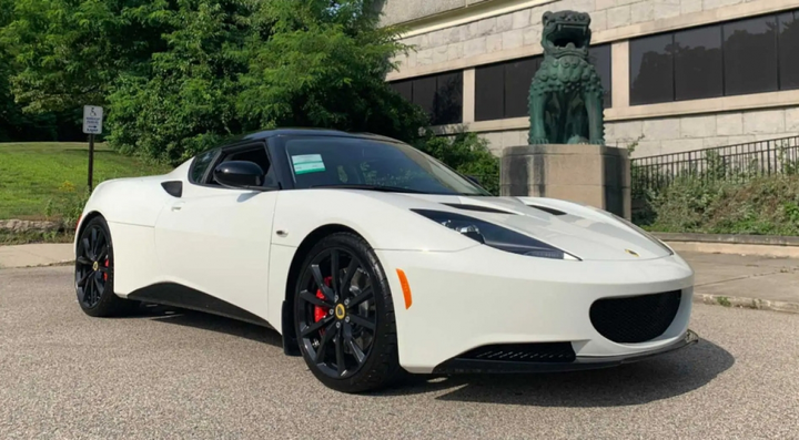 Siêu xe mới nguyên được bán sau 7 năm nằm 'đắp chiếu' ở đại lý - 1