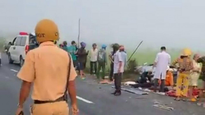 Xe tải tông xe 16 chỗ, 8 người thương vong - 1