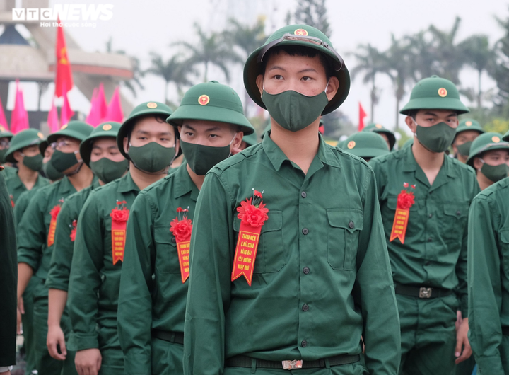 Ảnh: Người thân, bạn bè bồi hồi tiễn tân binh nhập ngũ qua hàng rào sắt - 13