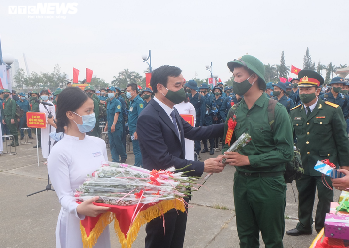 Ảnh: Người thân, bạn bè bồi hồi tiễn tân binh nhập ngũ qua hàng rào sắt - 15