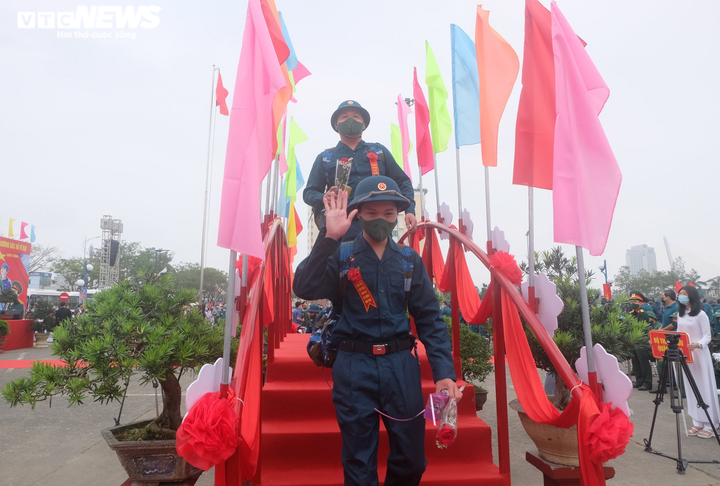 Ảnh: Người thân, bạn bè bồi hồi tiễn tân binh nhập ngũ qua hàng rào sắt - 16