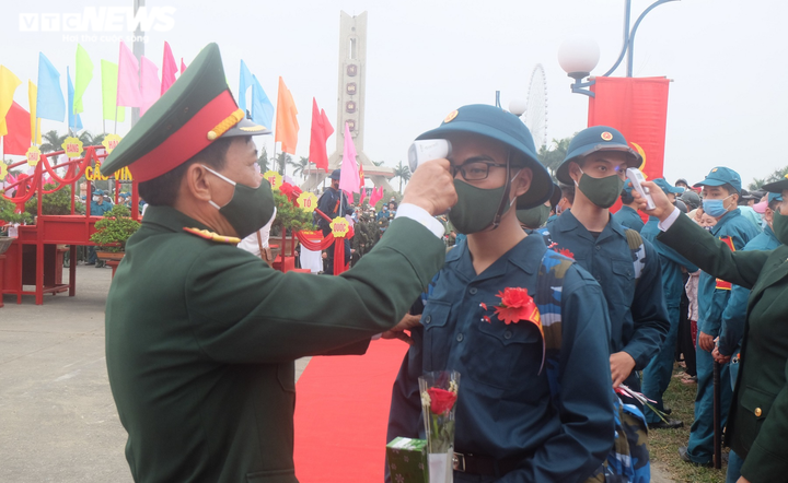 Ảnh: Người thân, bạn bè bồi hồi tiễn tân binh nhập ngũ qua hàng rào sắt - 14