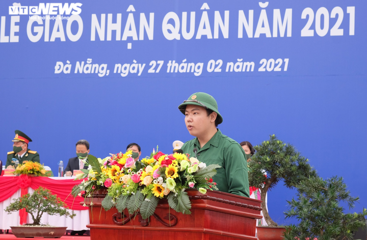 Ảnh: Người thân, bạn bè bồi hồi tiễn tân binh nhập ngũ qua hàng rào sắt - 17