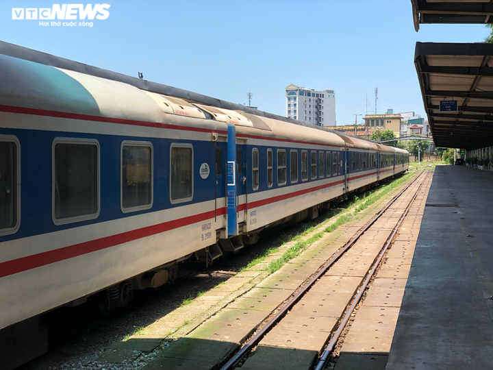 Khởi hành lại, giảm sâu giá vé đôi tàu khách Hà Nội - TP.HCM - 1