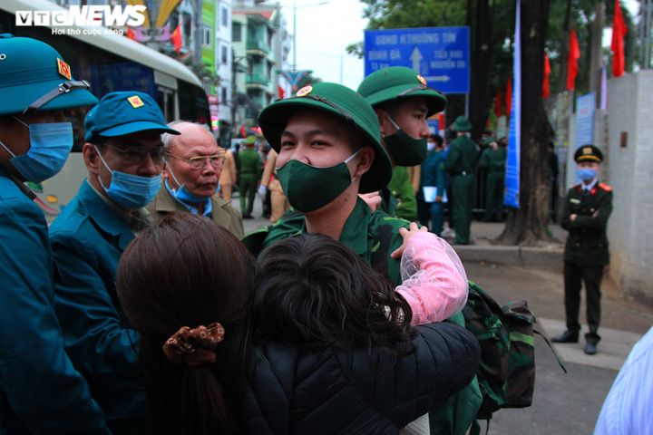 Ảnh: Người thân, bạn bè bồi hồi tiễn tân binh nhập ngũ qua hàng rào sắt - 6