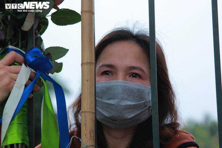 Ảnh: Người thân, bạn bè bồi hồi tiễn tân binh nhập ngũ qua hàng rào sắt - 3