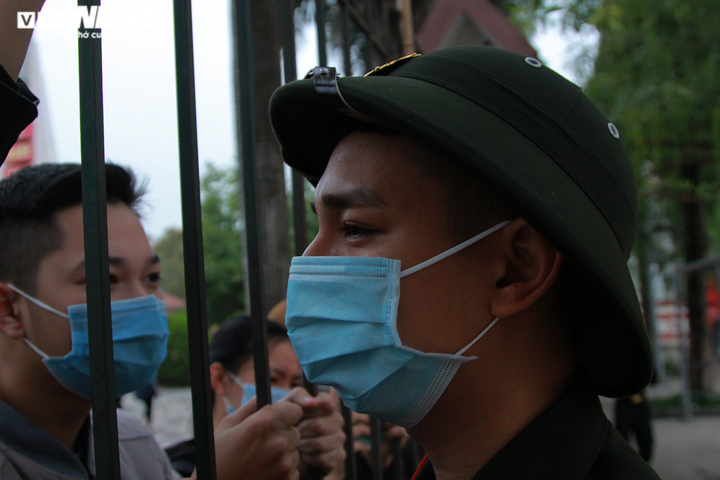 Ảnh: Người thân, bạn bè bồi hồi tiễn tân binh nhập ngũ qua hàng rào sắt - 4