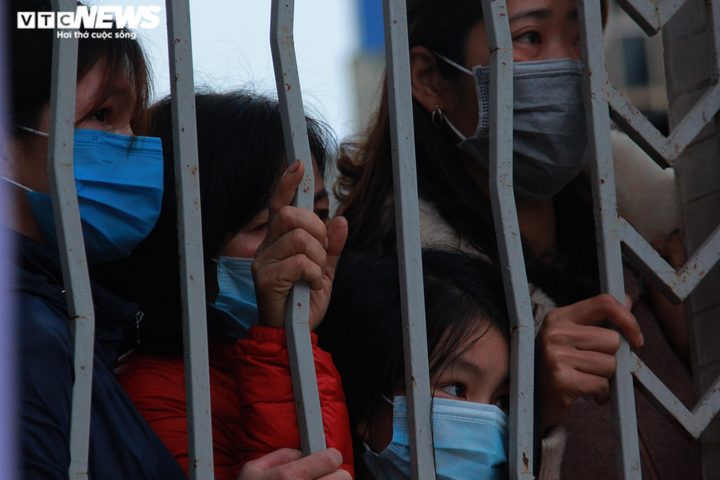 Ảnh: Người thân, bạn bè bồi hồi tiễn tân binh nhập ngũ qua hàng rào sắt - 5