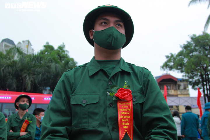 Ảnh: Người thân, bạn bè bồi hồi tiễn tân binh nhập ngũ qua hàng rào sắt - 10