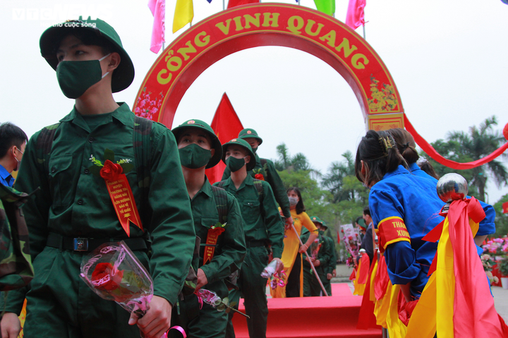 Ảnh: Người thân, bạn bè bồi hồi tiễn tân binh nhập ngũ qua hàng rào sắt - 11