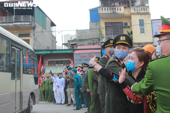 Ảnh: Người thân, bạn bè bồi hồi tiễn tân binh nhập ngũ qua hàng rào sắt - 12