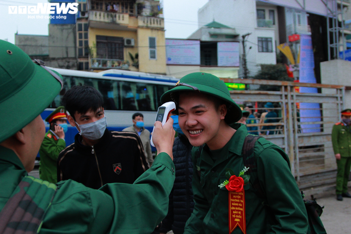 Ảnh: Người thân, bạn bè bồi hồi tiễn tân binh nhập ngũ qua hàng rào sắt - 9