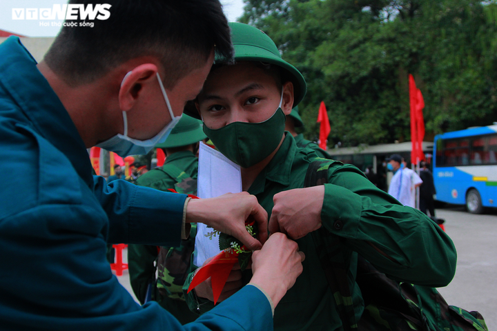 Ảnh: Người thân, bạn bè bồi hồi tiễn tân binh nhập ngũ qua hàng rào sắt - 7