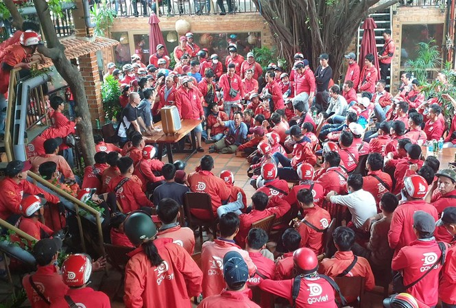 Lao động thất nghiệp đồng loạt chuyển sang chạy xe ôm - 1