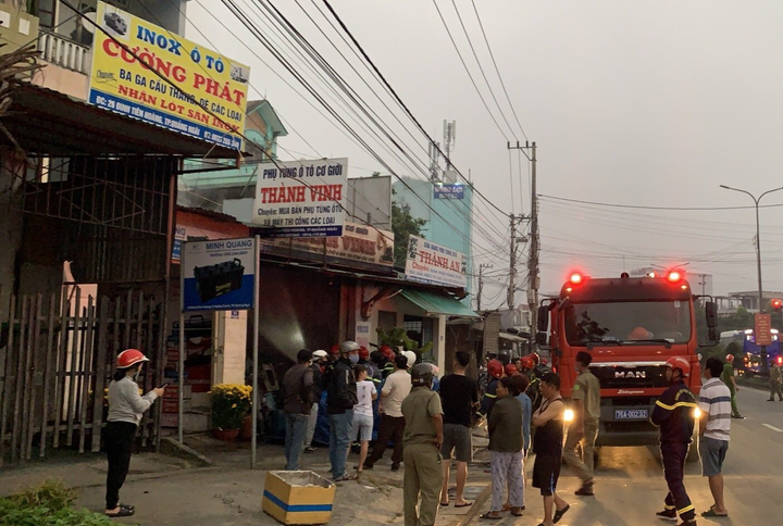 Giải cứu hai cha con mắc kẹt trong đám cháy tòa nhà 3 tầng ở Quảng Ngãi - 1