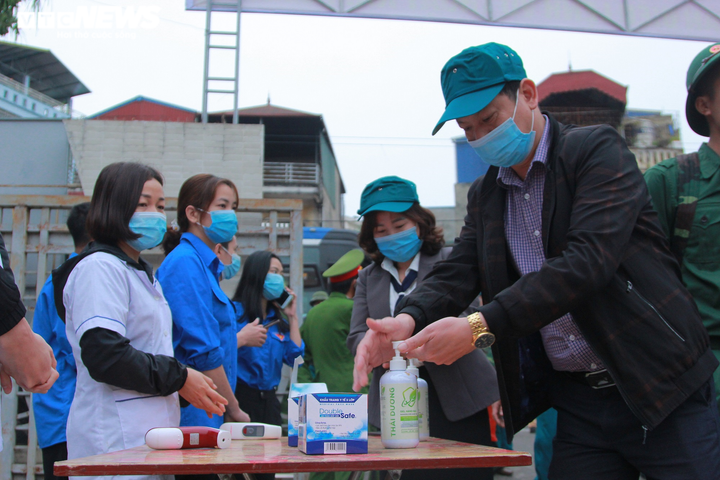 Ảnh: Người thân, bạn bè bồi hồi tiễn tân binh nhập ngũ qua hàng rào sắt - 8