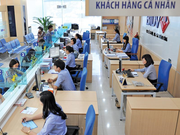 Lãi suất huy động giảm mạnh, lãi suất cho vay vẫn cao - 1