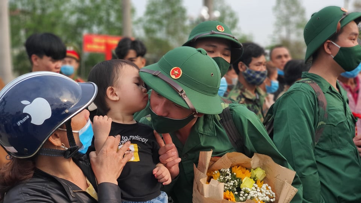 Cán bộ y tế ở Huế lên đường nhập ngũ - 3