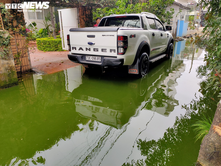 Kinh hãi con ngõ ở Quảng Bình thành ao nước thải, bốc mùi thối dù không mưa - 3