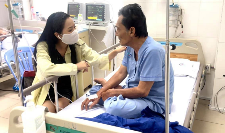 Nghệ sĩ Thương Tín ngồi dậy được sau đột quỵ - 1