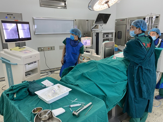 Bơm xi măng vào đốt sống, cứu cụ bà 101 tuổi khỏi liệt giường - 1