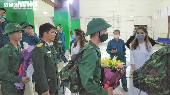 Hơn 3.000 thanh niên Nghệ An lên đường nhập ngũ - 1