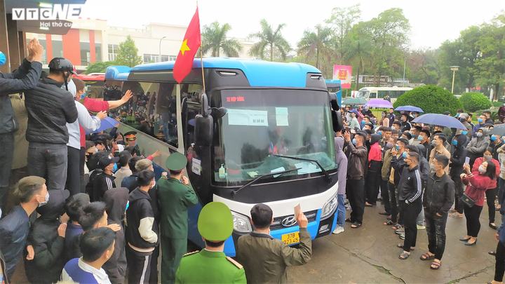 Hơn 3.000 thanh niên Nghệ An lên đường nhập ngũ - 3
