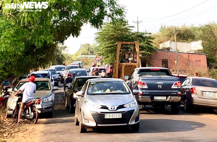 Bình Phước: Cò đất ôm sổ đỏ ra đường 'vẫy khách' sau đề xuất xây sân bay - 9