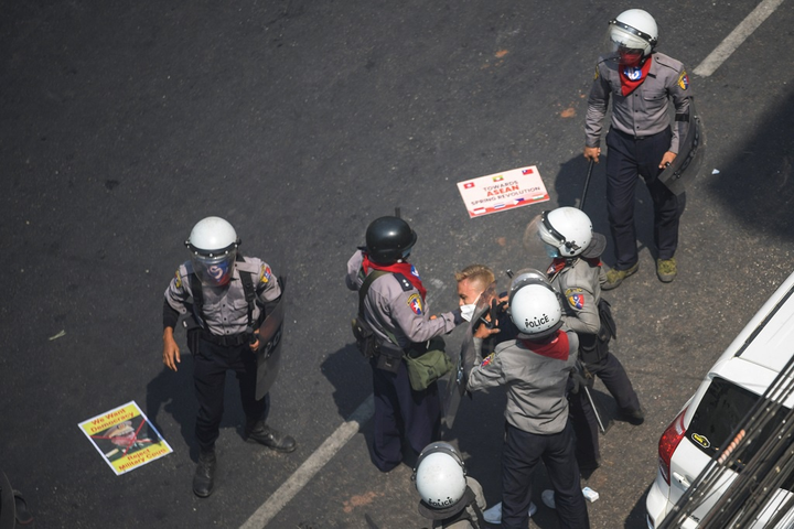 Ảnh: Myanmar như chiến trường - 5