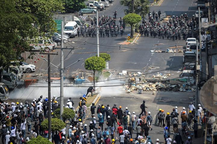 Ảnh: Myanmar như chiến trường - 6